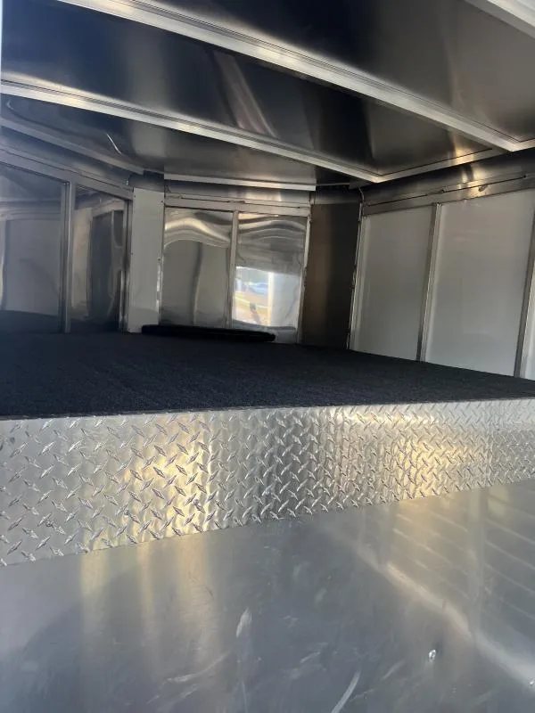 2022 Sundowner 3 Horse Gooseneck – Slant Load – Raised carpeted deck area inside the gooseneck portion of the trailer