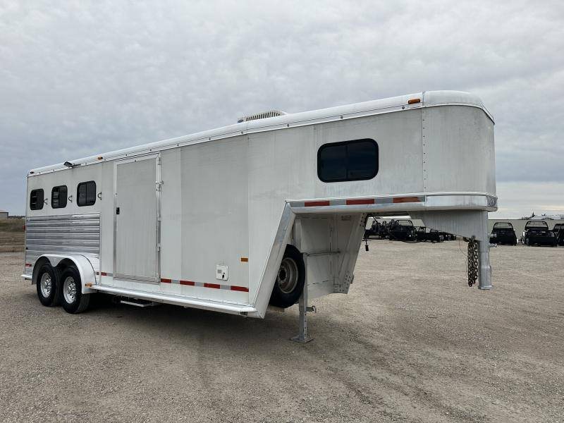 2004 Hart 3 Horse Gooseneck Trailer – Weekender Living Quarters – Full side profile of the gooseneck trailer showing the living quarters entrance