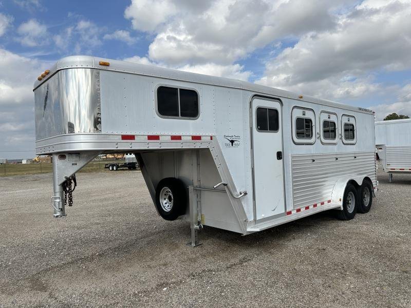 2000 Featherlite 3 Horse Gooseneck – Dressing Room – Clean three-quarter shot of the trailer from the front curb side with gooseneck visible