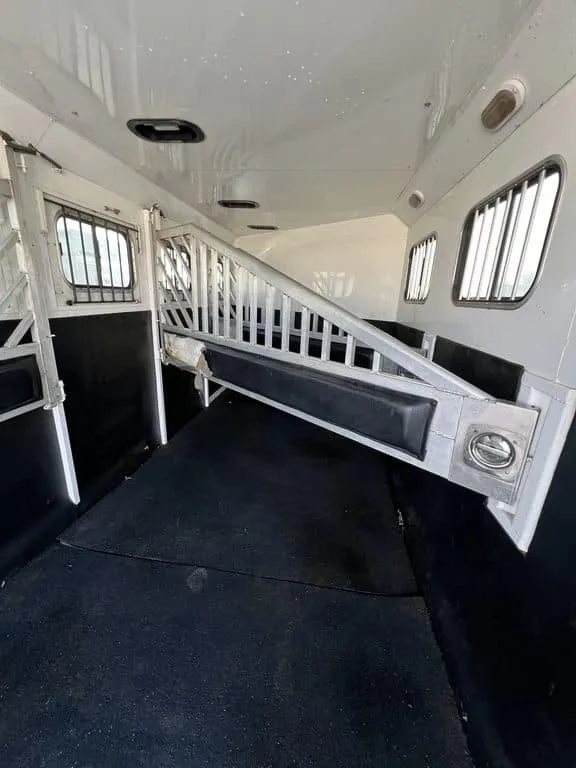 2020 Trails West Sierra 4 Horse Gooseneck – Comfort Package – Stall area showing open aluminum dividers and black floor mats