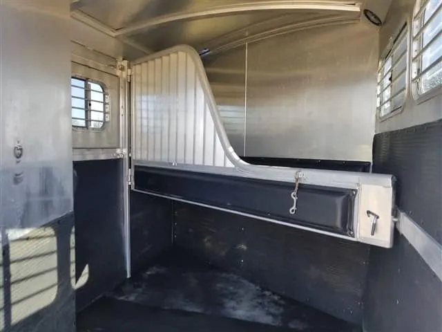 2001 4 Star 2 Horse Bumper Pull Trailer – Slant Load – Interior view showing the slant load divider and aluminum wall construction
