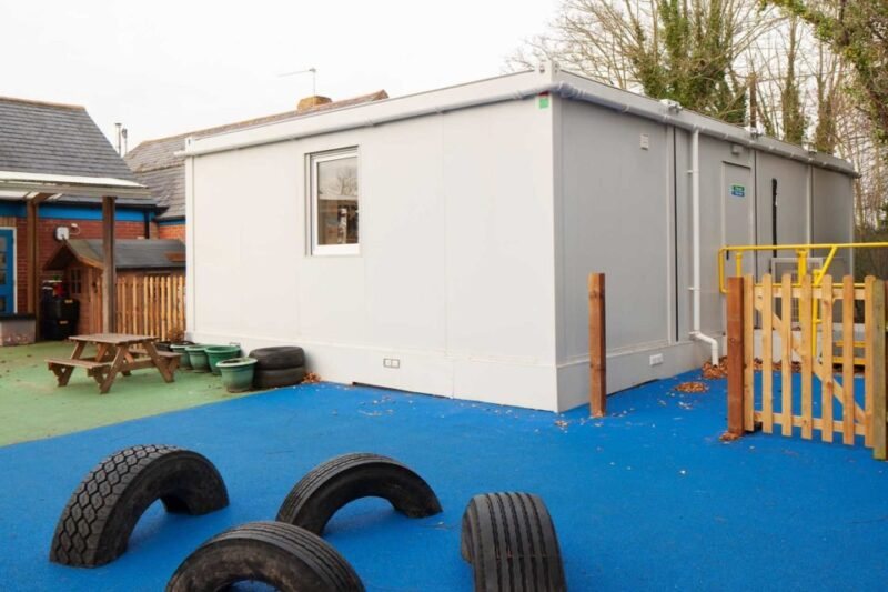 6-Bay Euro Modular Building – Reconfigurable Panels – Rear view of the modular building showing the side and back walls