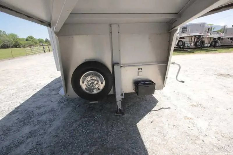 1999 Sundowner 20 ft Horse Trailer – Weekender – Underneath the gooseneck hitch area showing the spare tire and battery box