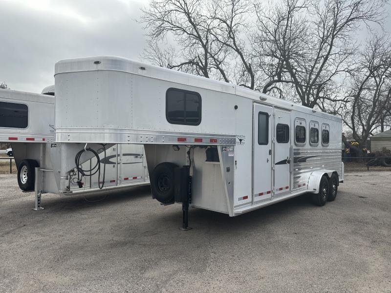 2004 Cherokee Trailers 4-Horse Gooseneck – Rear Tack – Full driver side profile of the white gooseneck horse trailer with windows