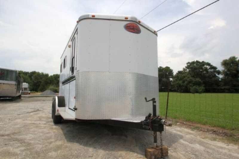 2003 Sundowner 2 Horse Trailer – Dressing Room – Front three-quarter view of a white two horse trailer with a hitch
