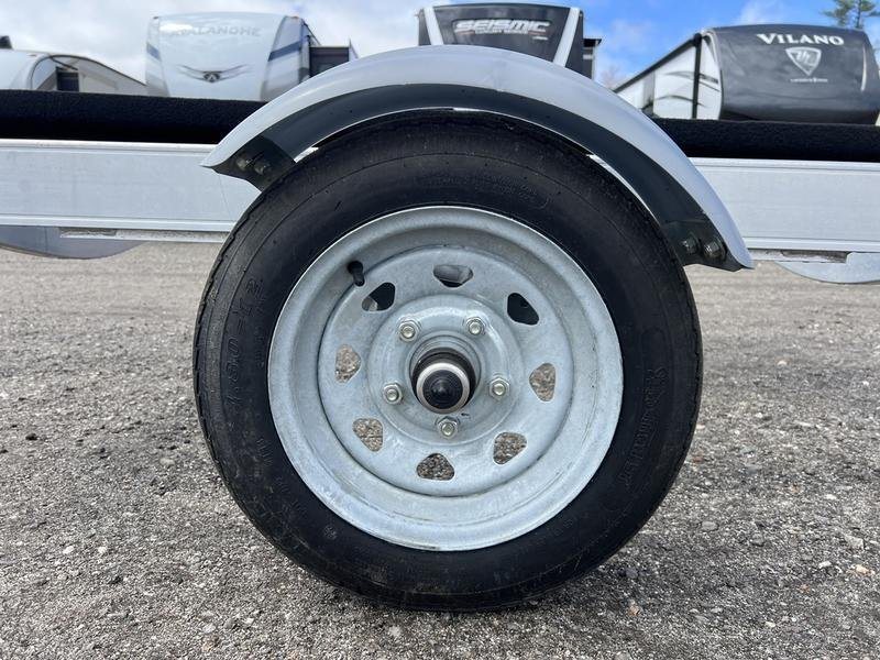 2020 Karavan Single-PWC Trailer – Aluminum, Adjustable Bunks – Close-up of the trailer tire, steel rim, and fender assembly