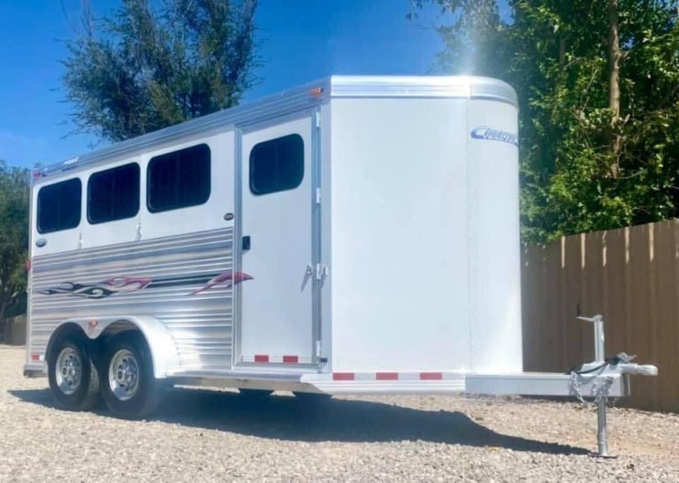 2011 Cimarron 3 Horse Bumper Pull – Insulated Roof – Three-quarter exterior view of the other side showing the entry door