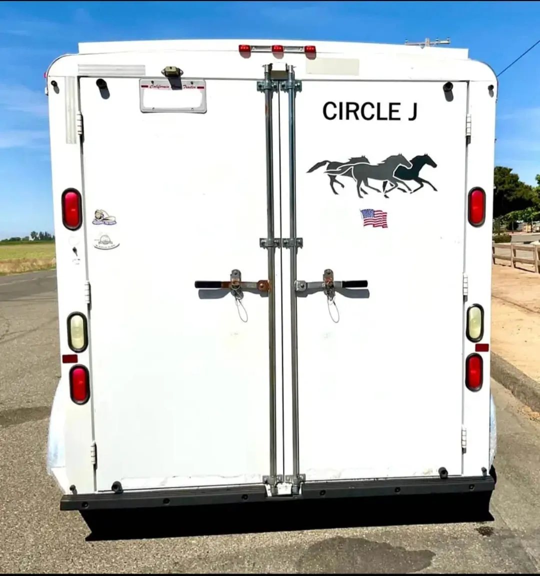 2007 Circle J 2 Horse Trailer – Slant Load – Straight-on view of the closed rear double doors of the trailer