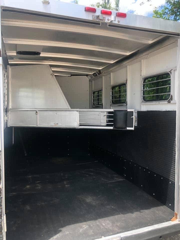 1998 Sundowner 3 Horse Slant Trailer – Dressing Room – View looking into the horse area showing stall dividers and rubber floor mats