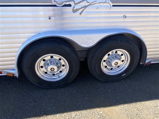 2000 Sooner 4 Horse Bumper Pull – Dressing Room, Awning – Close-up of the dual axles, tires, and metal fenders