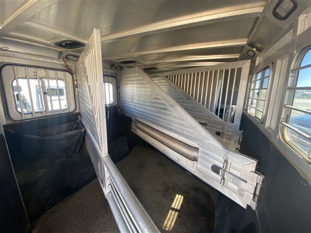 2000 Sooner 4 Horse Bumper Pull – Dressing Room, Awning – Interior horse area showing aluminum dividers and wall padding