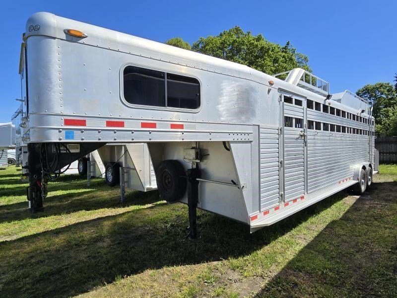2006 C&C 4 Horse Gooseneck Trailer – Dual Hay Racks – A silver four-horse gooseneck trailer viewed from the side at a three-quarter angle