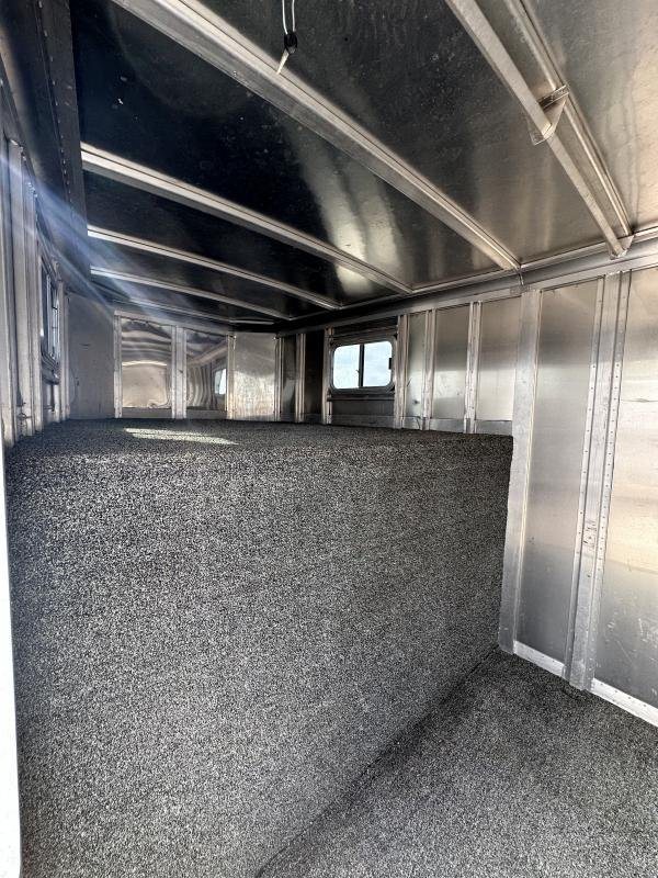2000 Featherlite 3 Horse Gooseneck – Dressing Room – Wide shot of the interior front dressing area with carpeted bunk floor