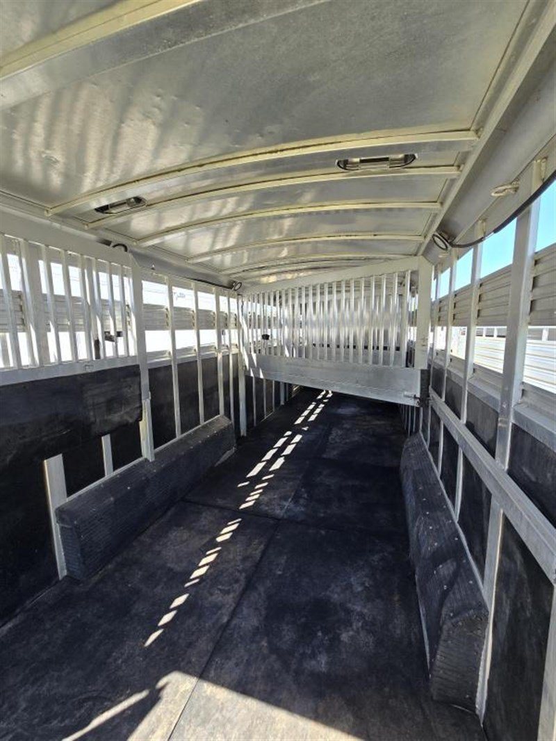 2006 C&C 4 Horse Gooseneck Trailer – Dual Hay Racks – Looking through the empty horse stalls towards the front of the trailer