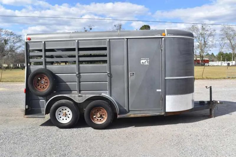 2007 WW 2HSL 2 Horse Trailer – Front Dressing Room – Passenger side profile view showing the entrance door and spare tire