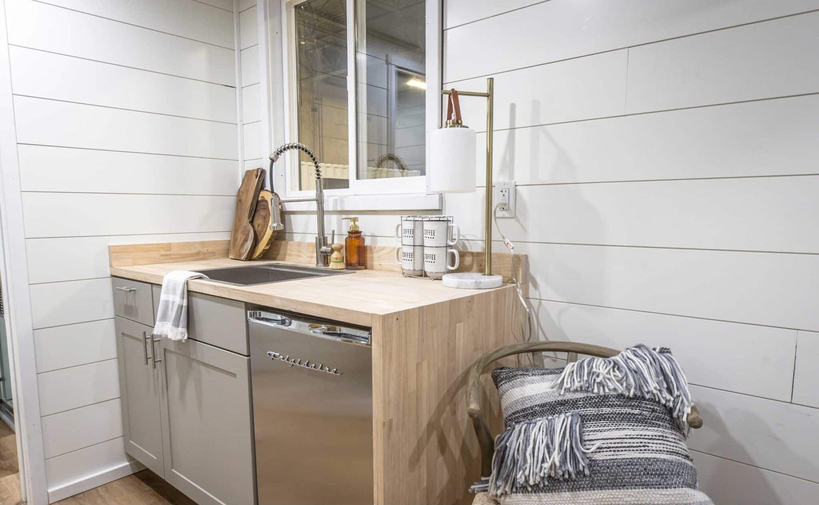 20ft Ezra Container Home – Open Layout, Full Bath – 20FT Ezra Modern Container Home | Turnkey Tiny House | Portable Prefab Container Home — 20ft — new in new condition (7)