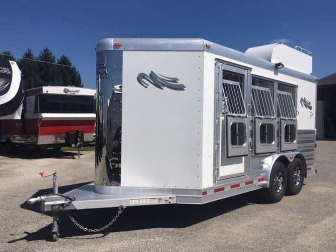 2018 Platinum Coach 3 Horse Bumper Pull – Rear Tack – Exterior three-quarter front view of a white horse trailer with chrome nose