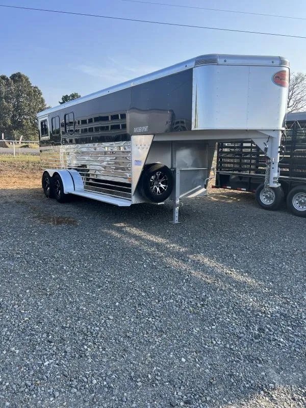 2022 Sundowner 3 Horse Gooseneck – Slant Load – Full profile view of the driver side of the gooseneck trailer