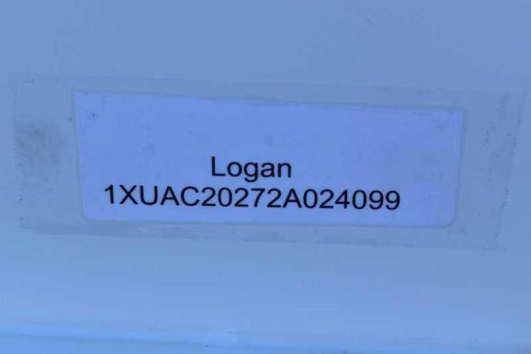 2002 Logan Coach 3 Horse Trailer – Steel, Dressing Room – Close-up of the manufacturer identification sticker showing the VIN
