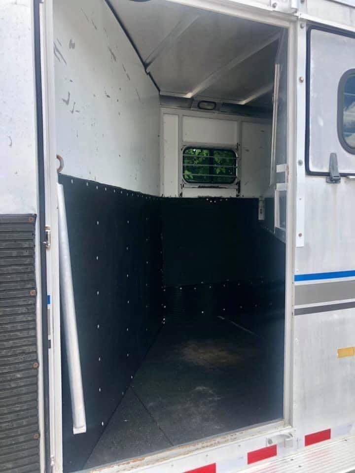 1998 Sundowner 3 Horse Slant Trailer – Dressing Room – Interior shot of the front of the horse area with black rubber lining