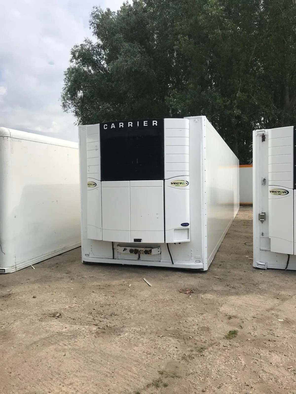 27ft–45ft Used Refrigerated Containers – Chiller & Freezer – white refrigerated container with front cooling equipment and side visible