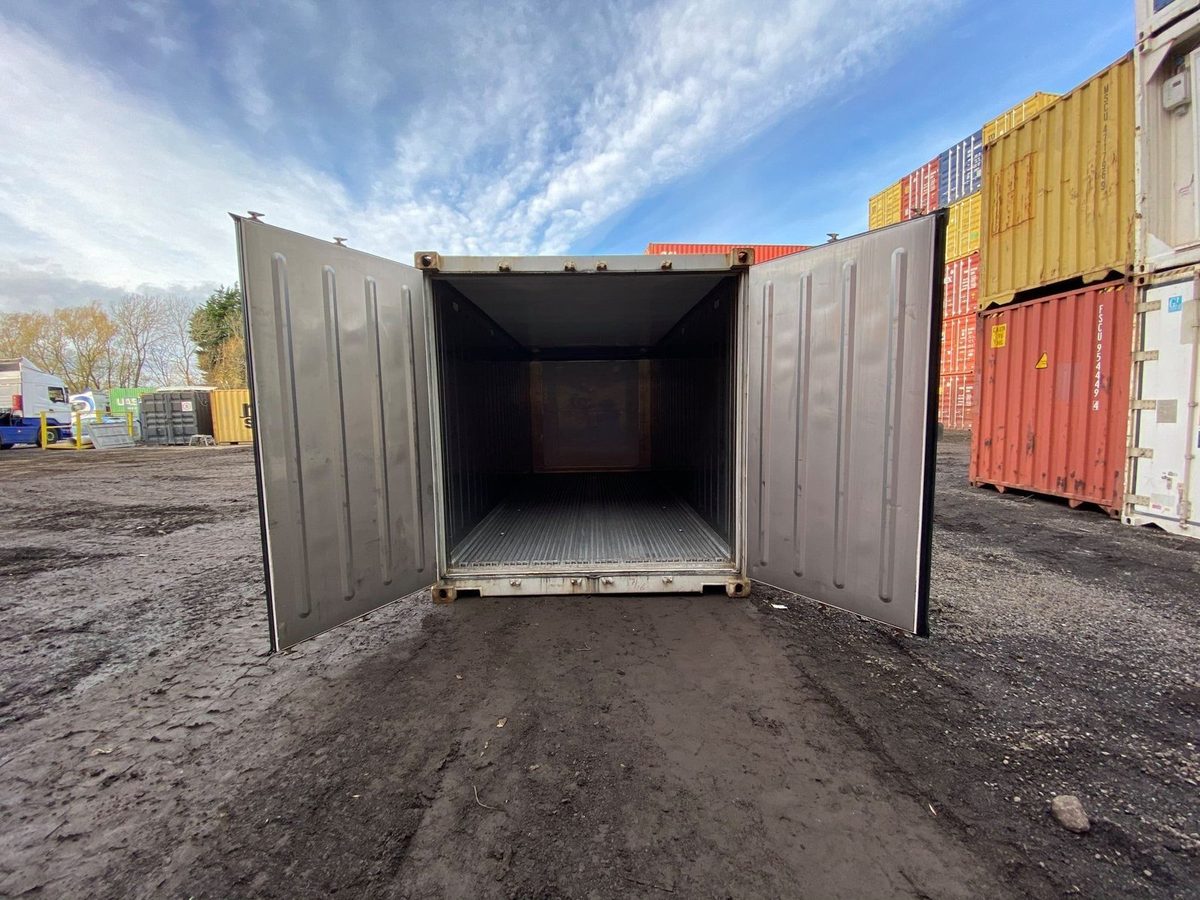 20ft Used Reefer Container – Wind & Watertight – Open refrigerated container doors revealing an empty interior and ribbed metal floor