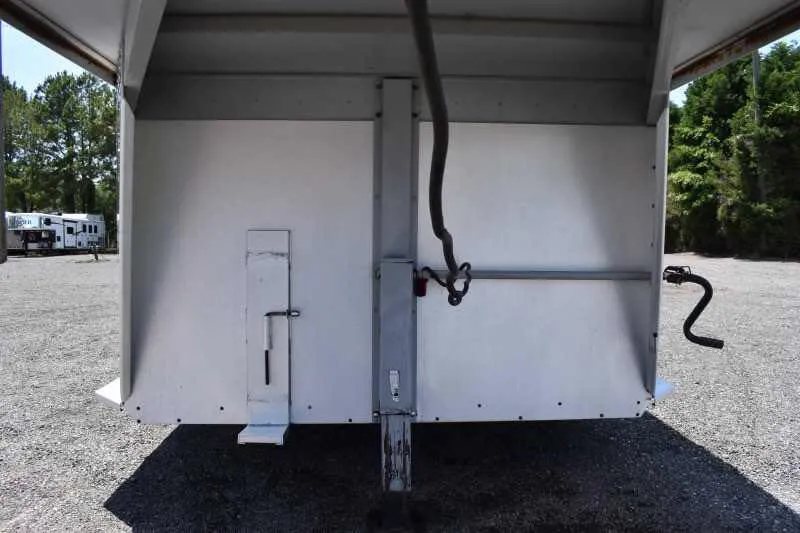 2000 Sundowner 2 Horse Gooseneck Trailer – Dressing Room – Close up of the gooseneck hitch and landing gear area