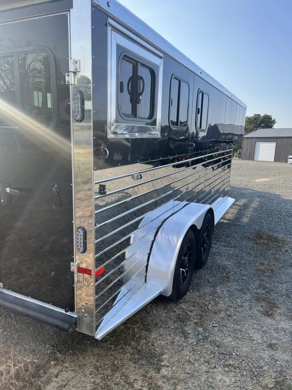 2022 Sundowner 3 Horse Gooseneck – Slant Load – Rear side view showing the polished slat sides and drop down windows