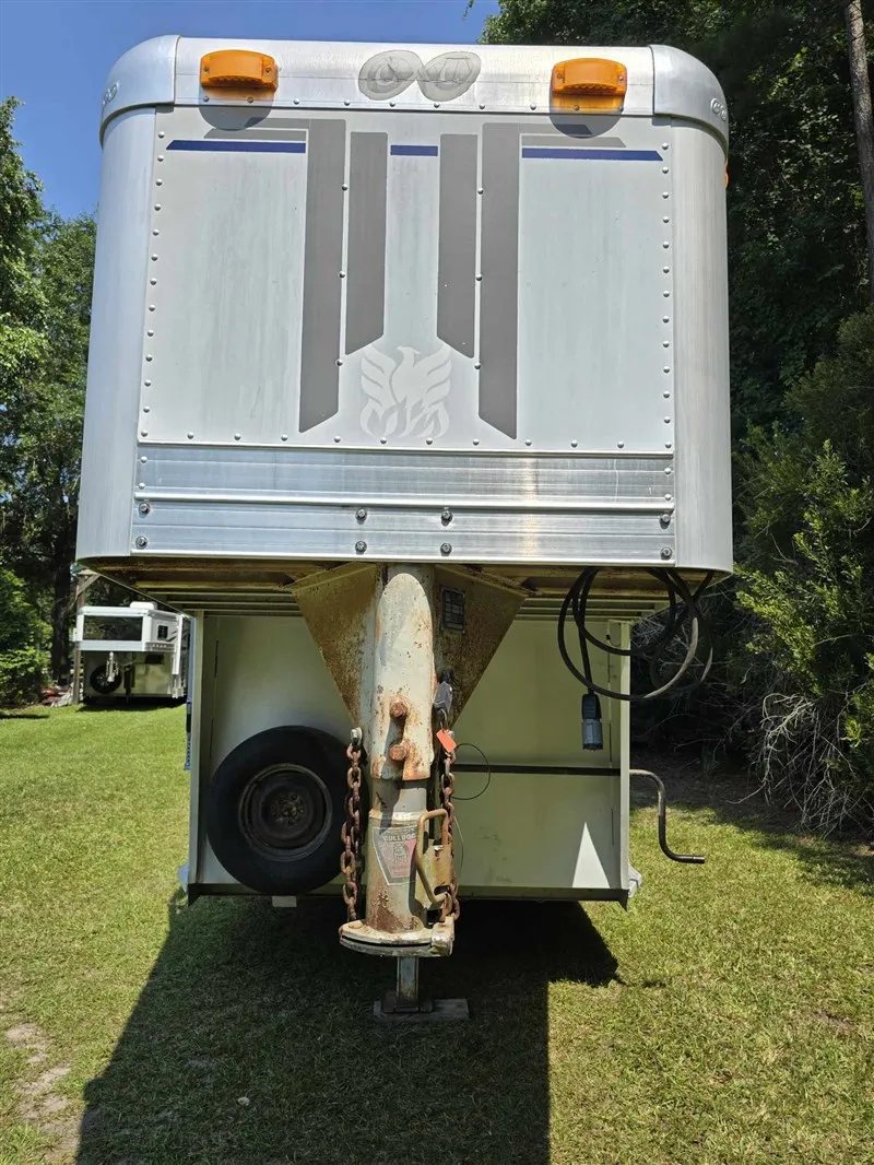 2000 C&C 2 Horse Gooseneck Trailer – Aluminum, Dressing Room – Front view of the gooseneck hitch assembly, landing gear, and spare tire