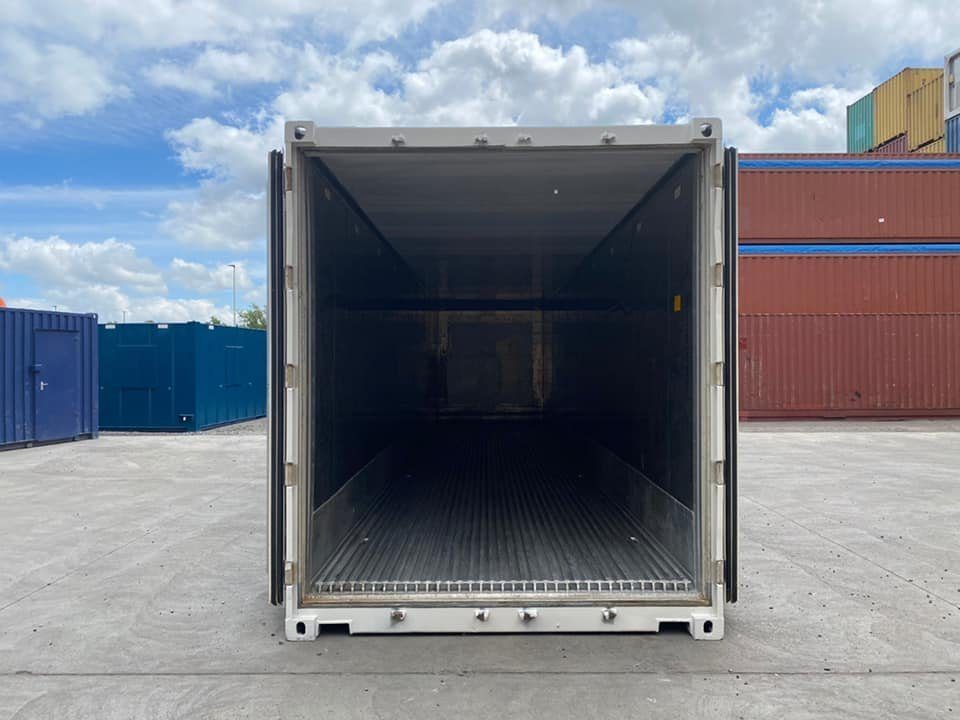 40ft High Cube Reefer Container – Integrated Temperature Logging – open container entrance showing empty interior and ribbed metal floor