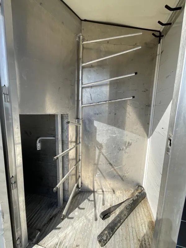 2005 Jamco 4 Horse Gooseneck Trailer – Blue, Air Suspension – Interior of the tack storage area with saddle and blanket racks