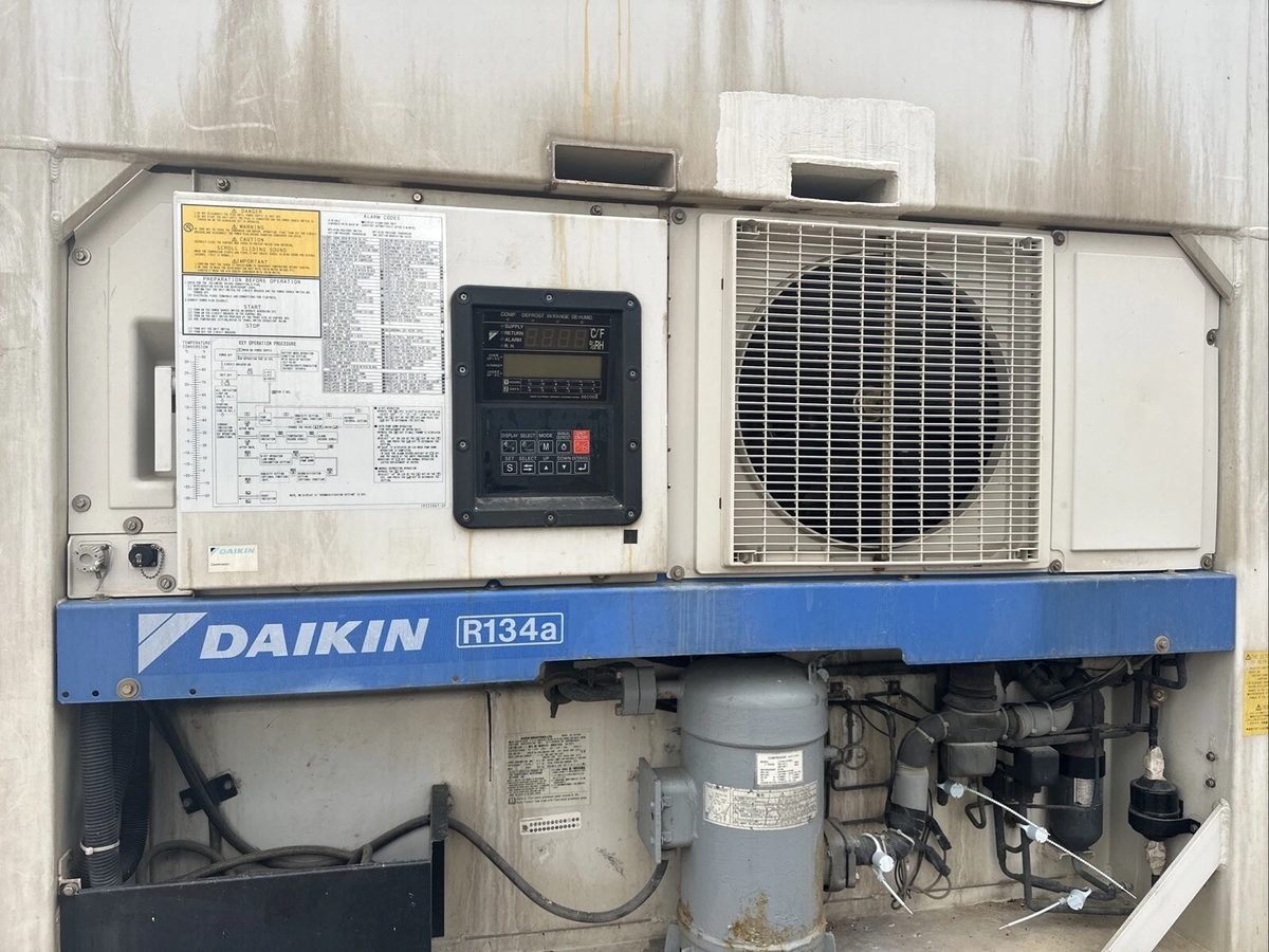 40ft Refrigerated Shipping Container – Daikin Cooling – refrigeration machinery with control panel and large cooling fan