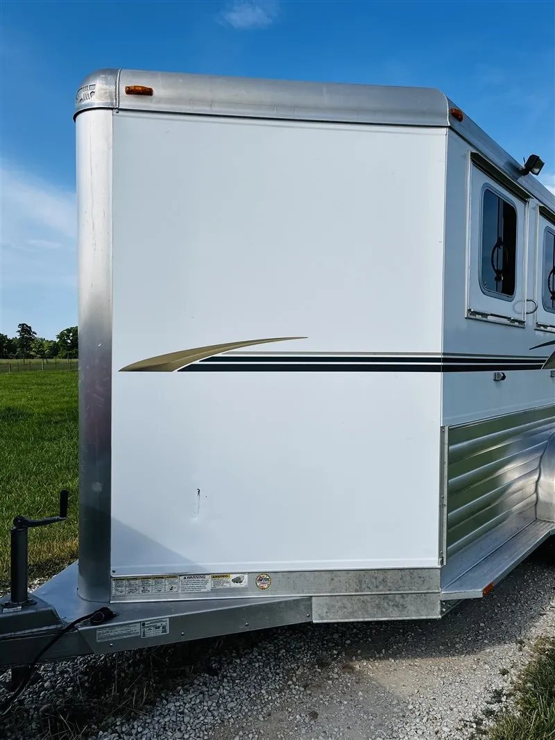 2015 4 Star 2 Horse Bumper Pull – Slant Load, Rear Tack – Close up of the front corner and nose of the white aluminum trailer