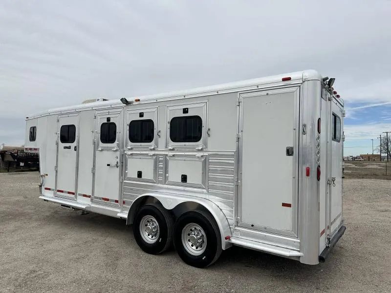 2004 Hart 3 Horse Gooseneck Trailer – Weekender Living Quarters – The curb side of the trailer featuring multiple windows and a door