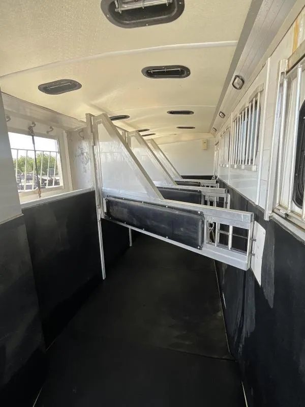 2005 Jamco 4 Horse Gooseneck Trailer – Blue, Air Suspension – Stall partitions along the interior length of the horse trailer