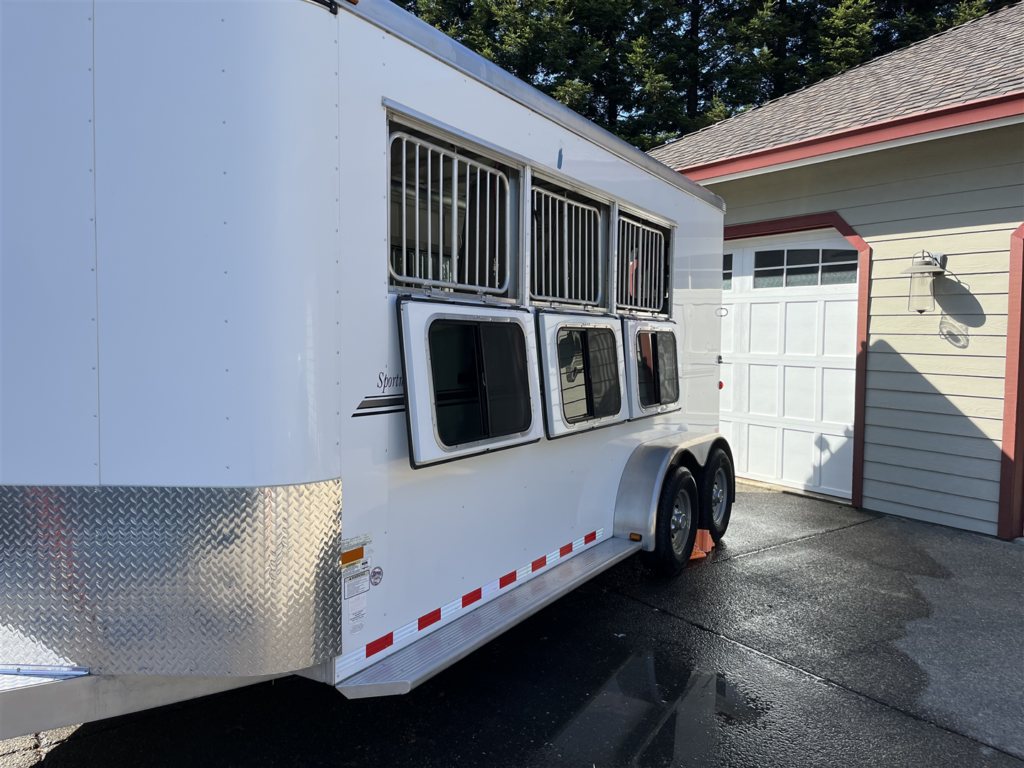 2013 Sundowner Sportsman 3 Horse Trailer – Extra-Large Tack Room – Side profile of the horse trailer showing the drop down windows and silver fenders