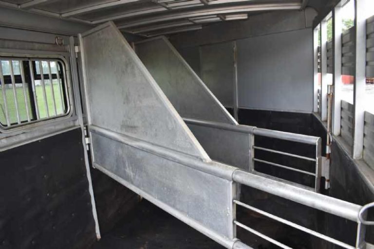 2018 Adam 3 Horse Gooseneck Trailer – Dressing Room – Close-up of the metal horse stall dividers inside the trailer unit