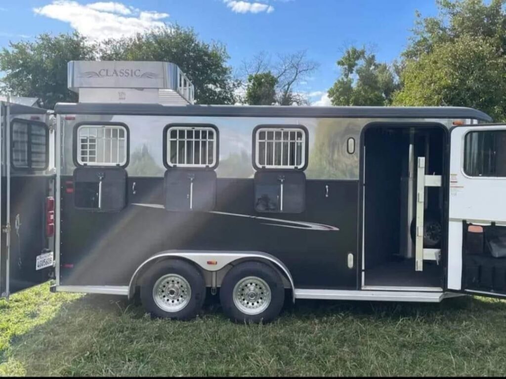 2005 Classic 16 ft 3 Horse Trailer – Dual Tack – Side profile of the trailer with drop-down windows and open dressing room door