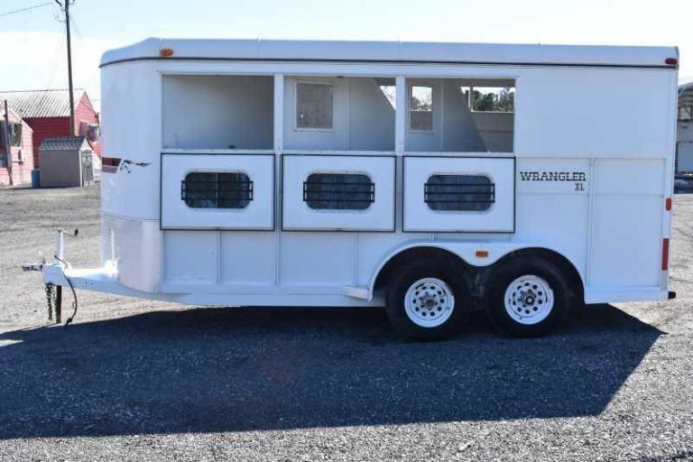 2002 Logan Coach 3 Horse Trailer – Steel, Dressing Room – Driver side view with drop windows and bus windows in the open position