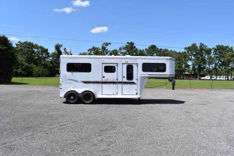 2000 Sundowner 2 Horse Gooseneck Trailer – Dressing Room – Full side profile view of the white two-horse gooseneck trailer