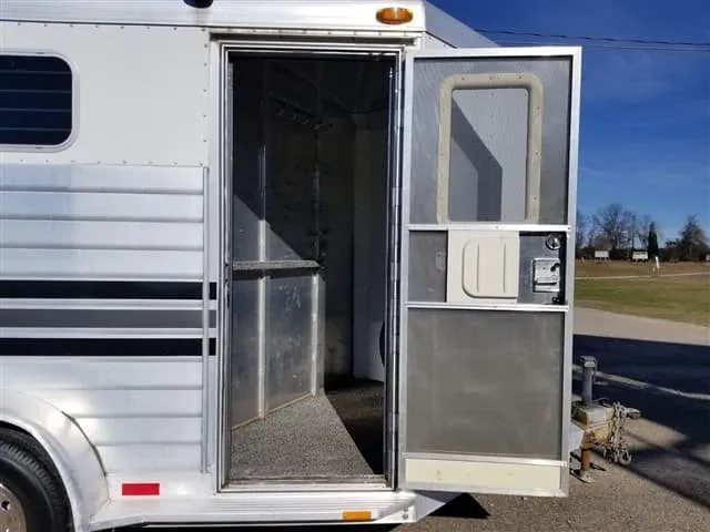 2001 4 Star 2 Horse Bumper Pull Trailer – Slant Load – Open dressing room door with an attached screen door on the trailer side
