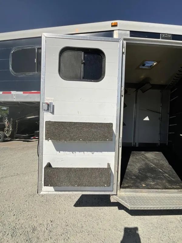 2005 Jamco 4 Horse Gooseneck Trailer – Blue, Air Suspension – Open tack room door with mounted storage brush trays