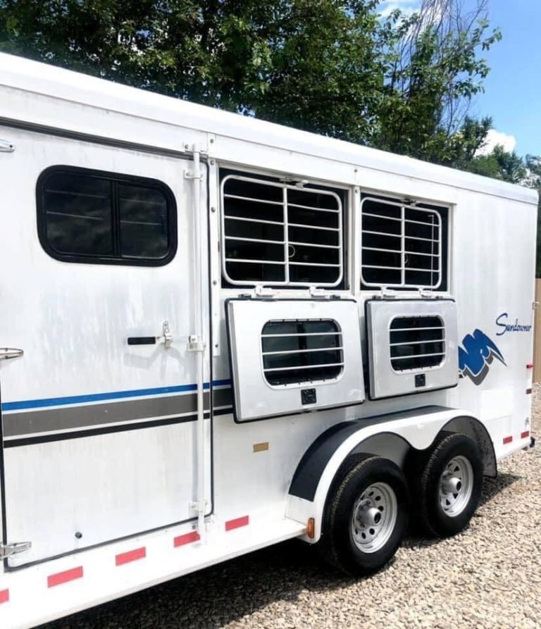 1998 Sundowner 3 Horse Slant Trailer – Dressing Room – Angled close-up of the side showing window bars and wheel wells