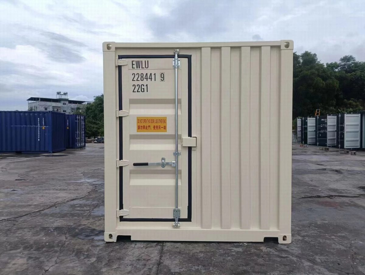 20ft One-Trip Shipping Container – Double + Single Doors – straight-on container end with closed single access door