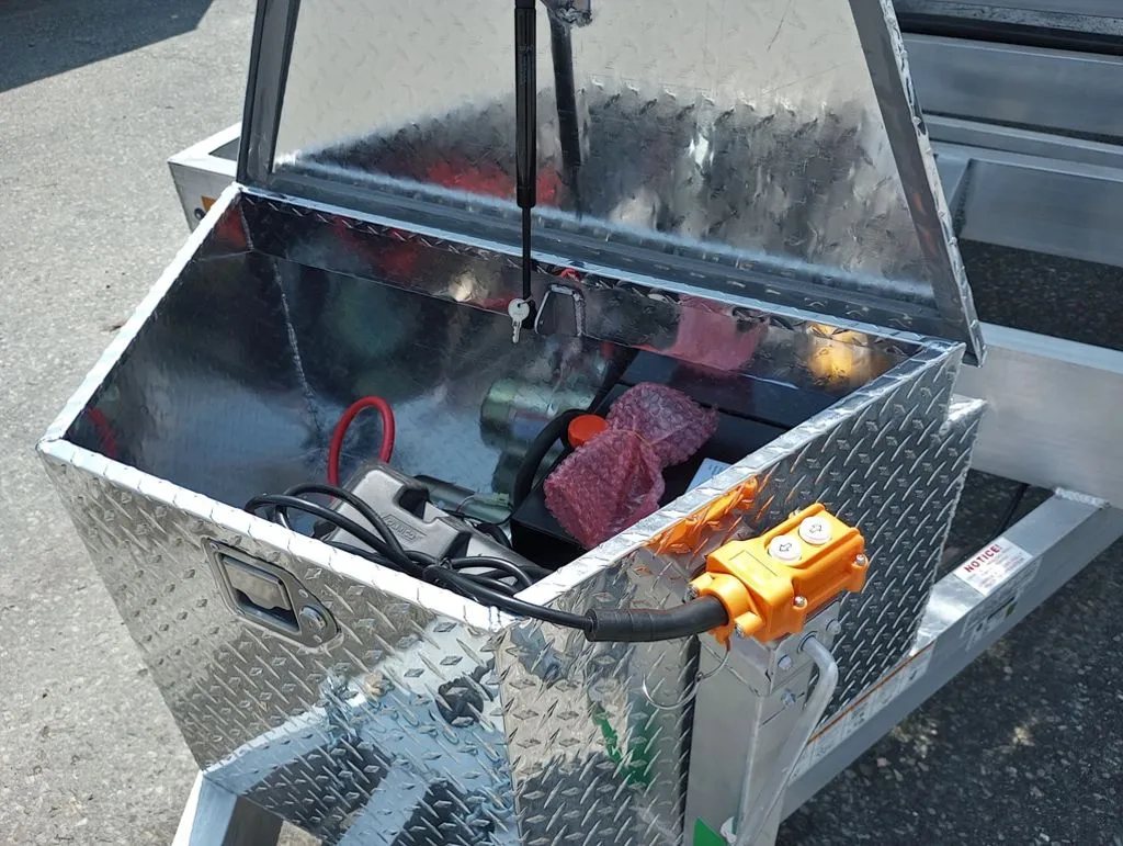 2025 Mission Trailers 16 ft Dump Trailer – Aluminum – Interior of the diamond plate tool box showing the hydraulic pump and controller