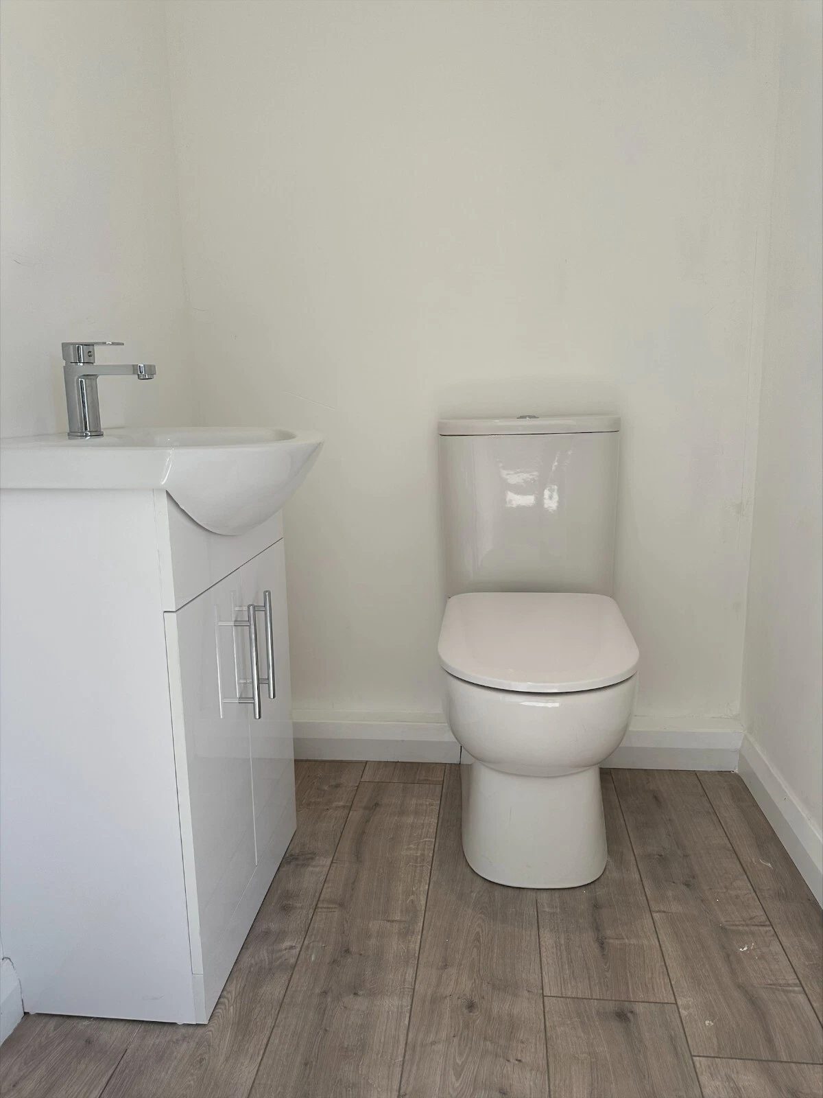 7.5m Modular Office – Kitchenette and Private Bathroom – compact bathroom with white toilet and sink vanity