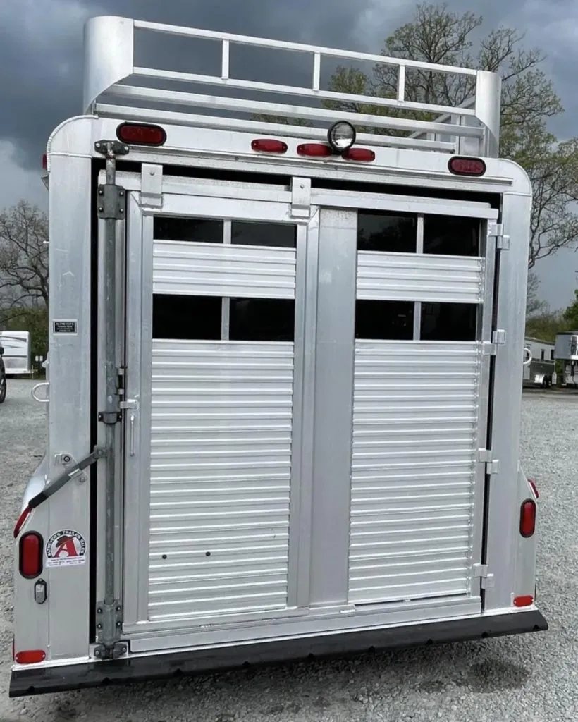 1999 4 Star 2 Horse Trailer – Reverse Slant / Stock Combo – Straight on rear view of the closed double doors of the trailer