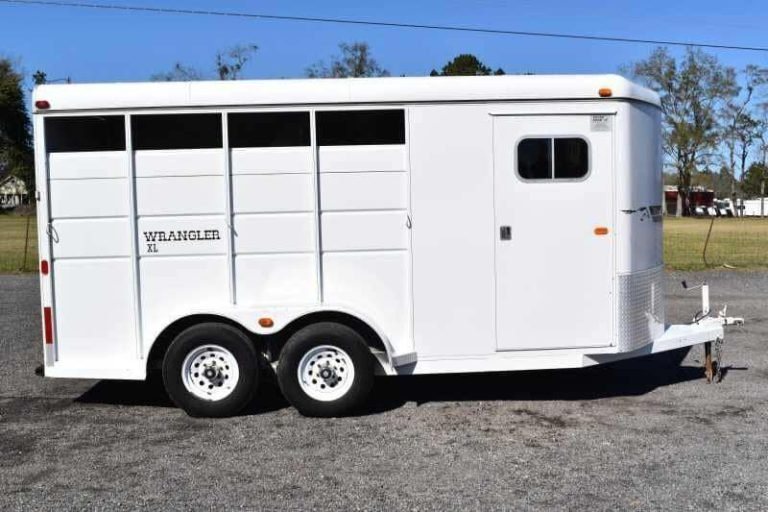 2002 Logan Coach 3 Horse Trailer – Steel, Dressing Room – Close-up passenger side profile of the white horse trailer showing wheels