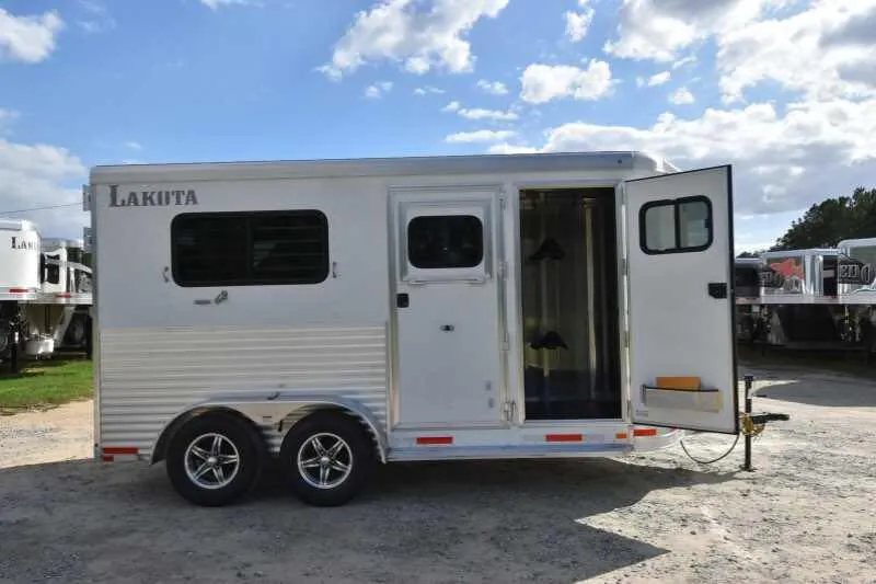 2018 Lakota 2HBPST 2 Horse Trailer – Dressing Room – Side of trailer with the dressing room door open showing the interior