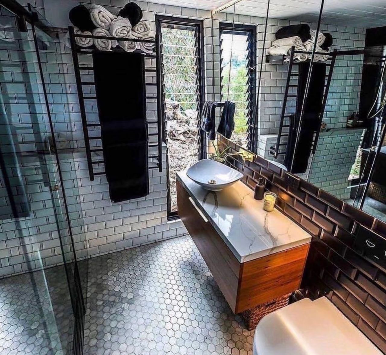 20ft Two-Level Container Home – Loft Bedroom, Outdoor Deck – Two-level 20ft container home with loft bedroom and outdoor deck — new condition (5)